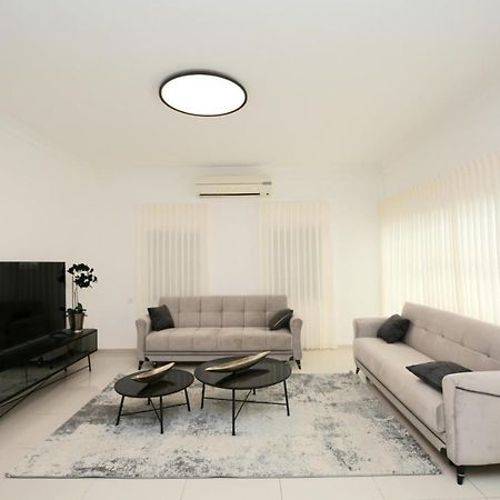 City Center Luxury Apartment In 네타니아 외부 사진