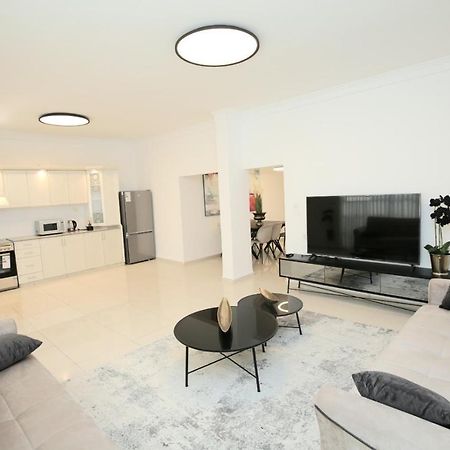 City Center Luxury Apartment In 네타니아 외부 사진
