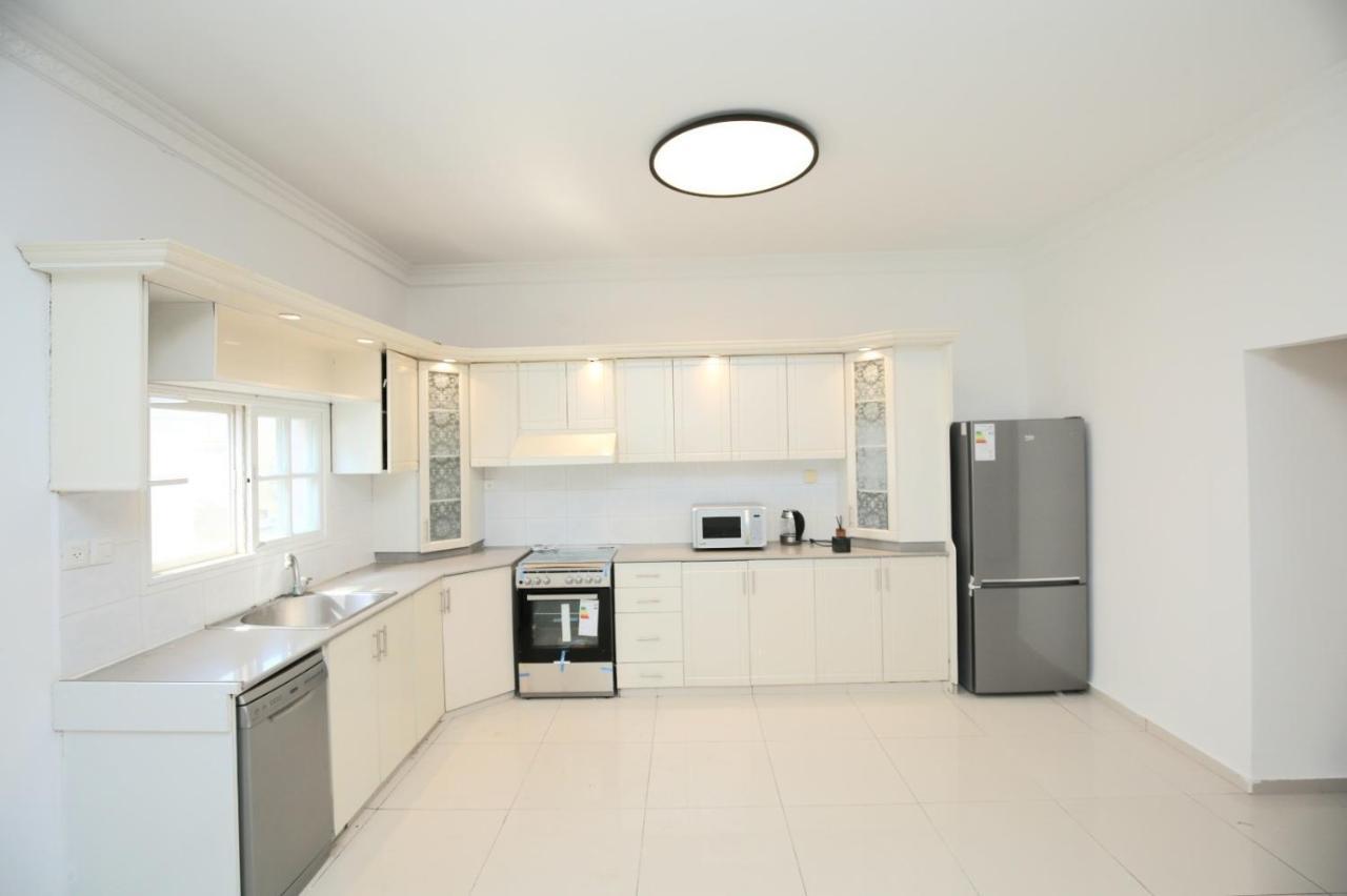 City Center Luxury Apartment In 네타니아 외부 사진