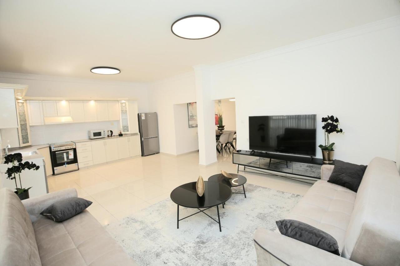 City Center Luxury Apartment In 네타니아 외부 사진