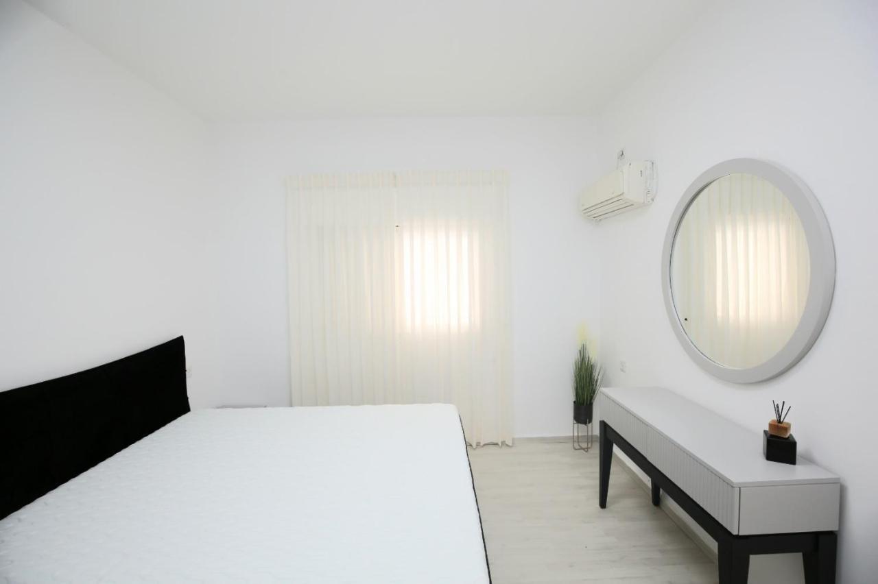 City Center Luxury Apartment In 네타니아 외부 사진