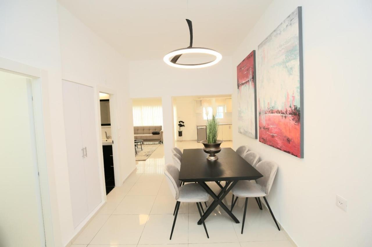 City Center Luxury Apartment In 네타니아 외부 사진