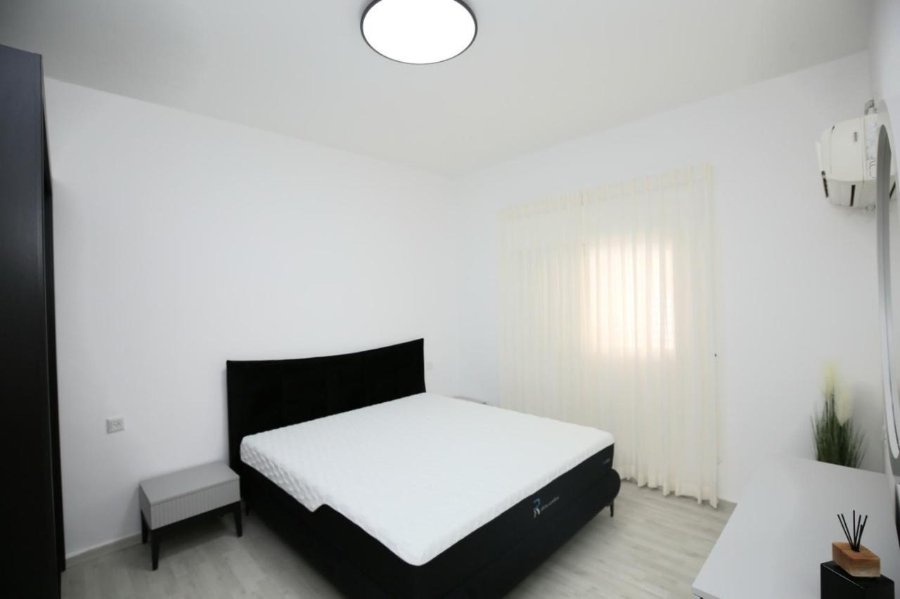 City Center Luxury Apartment In 네타니아 외부 사진