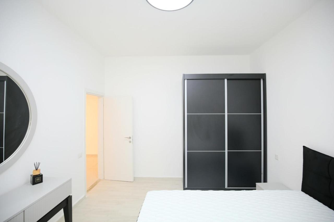 City Center Luxury Apartment In 네타니아 외부 사진