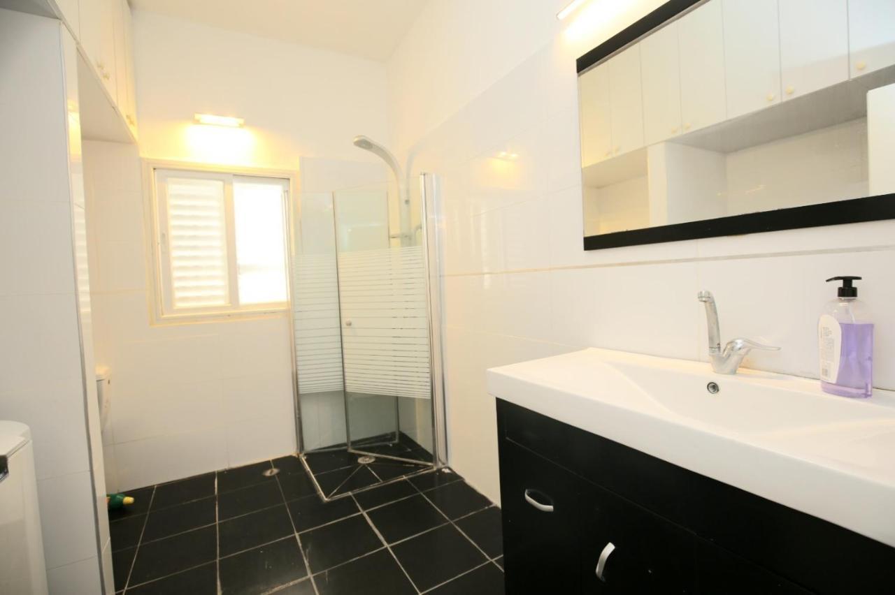 City Center Luxury Apartment In 네타니아 외부 사진