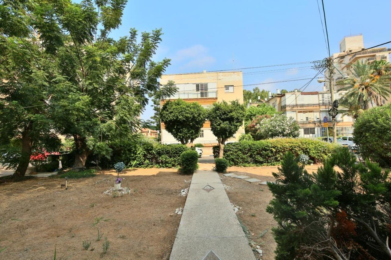 City Center Luxury Apartment In 네타니아 외부 사진